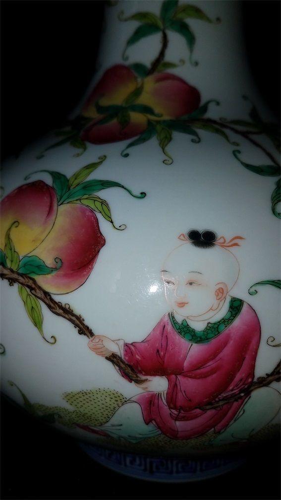 粉彩九子攀桃天球瓶