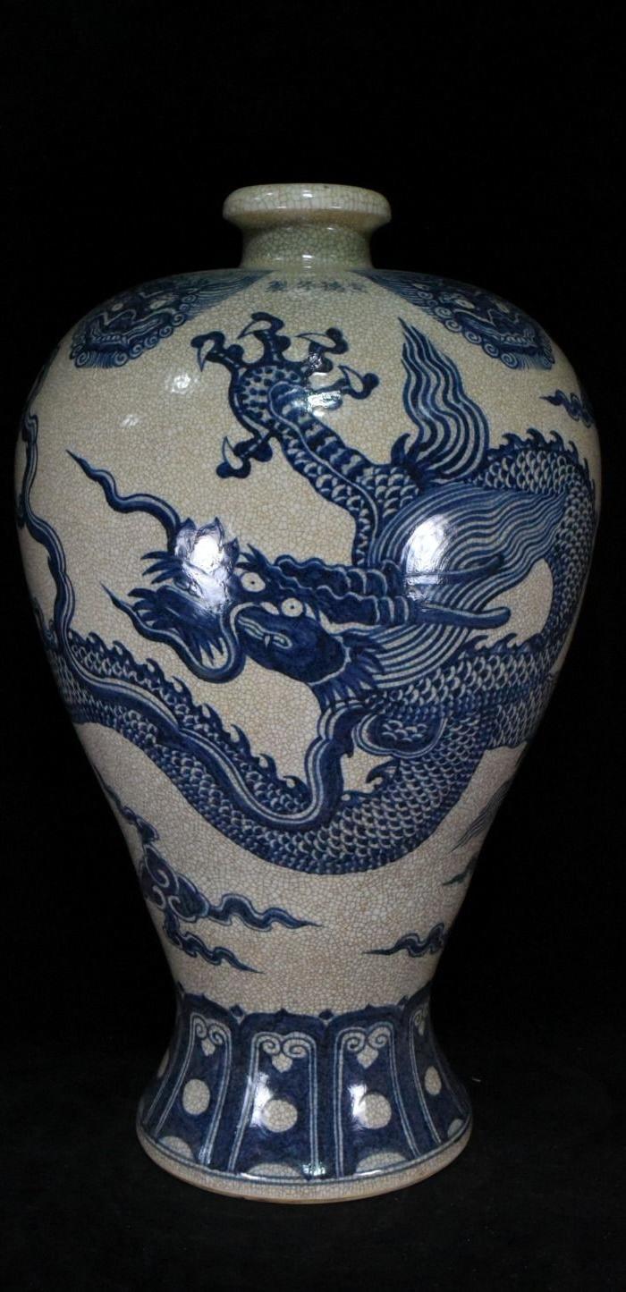 明代宣德青花开片龙纹大梅瓶