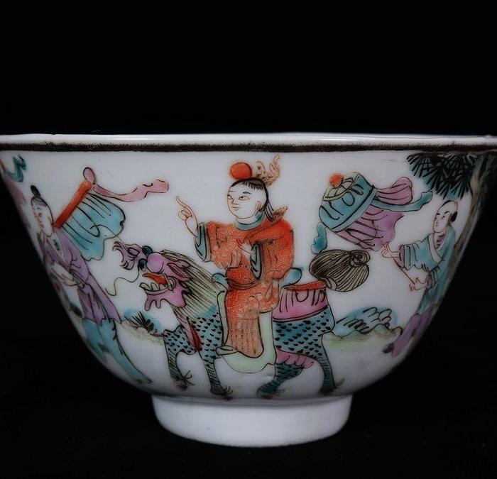 清代粉彩查仁裕造麒麟送子杯