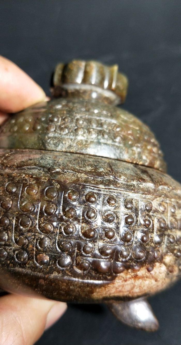 年代:春秋战国 玉料及产地:和田籽料 表现形式:摆件 品相:全品