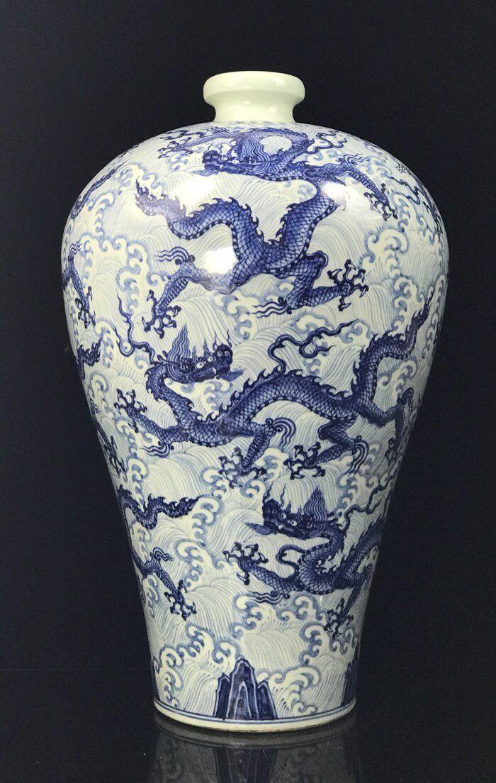 明宣德青花海水九龙纹梅瓶