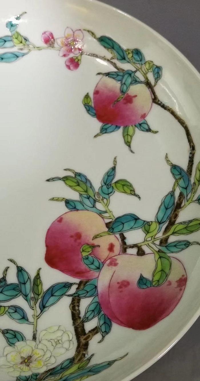 粉彩桃子盘子