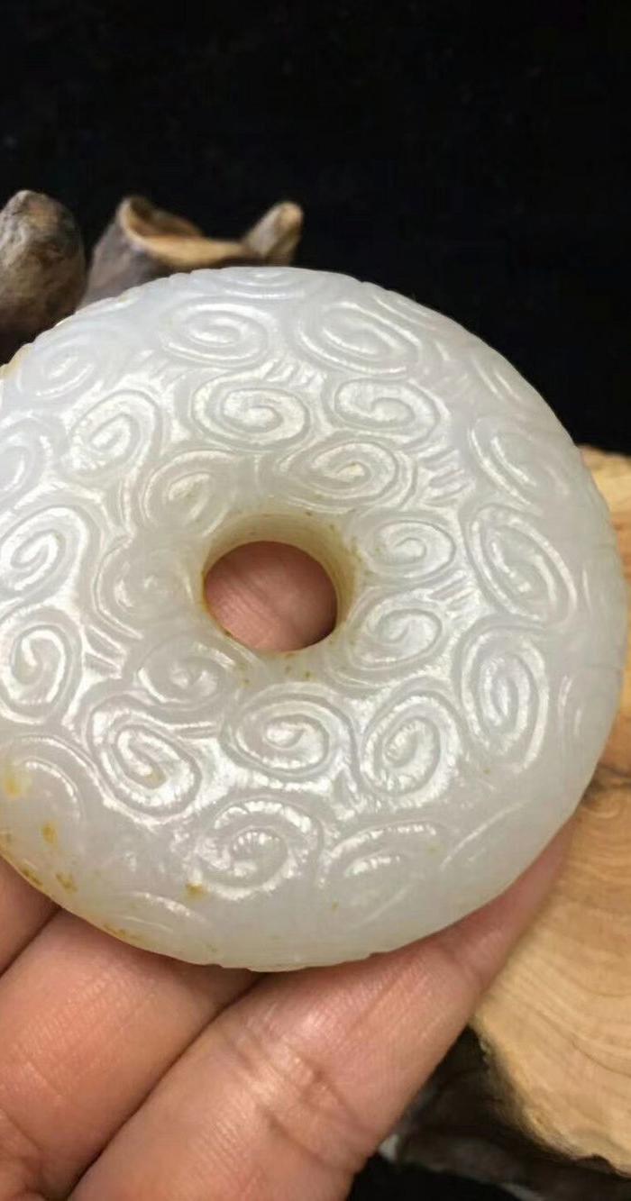 精品和田玉满工云纹平安