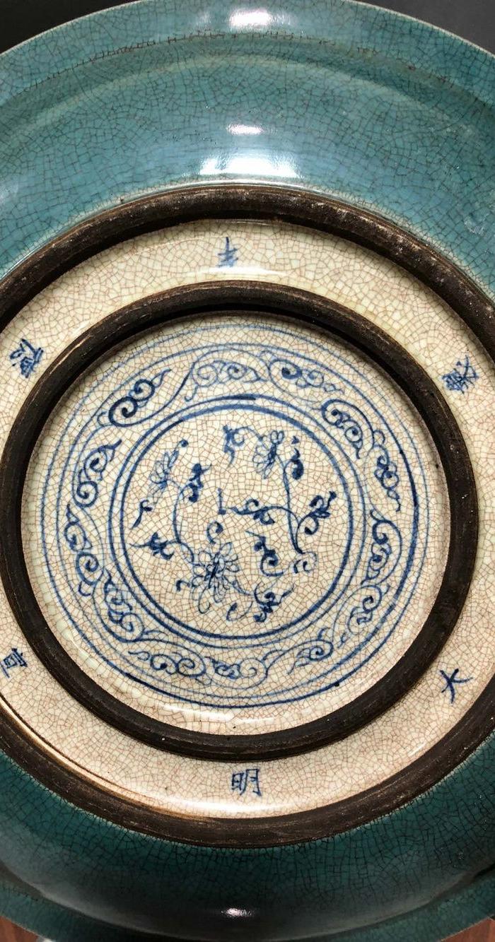 明代宣德绿釉青花开片人物故事盘