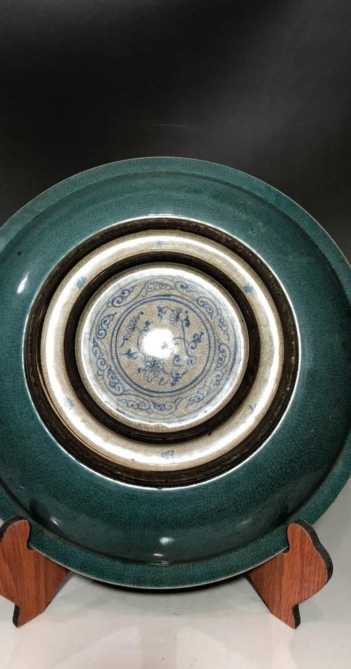 明代宣德绿釉青花开片人物故事盘