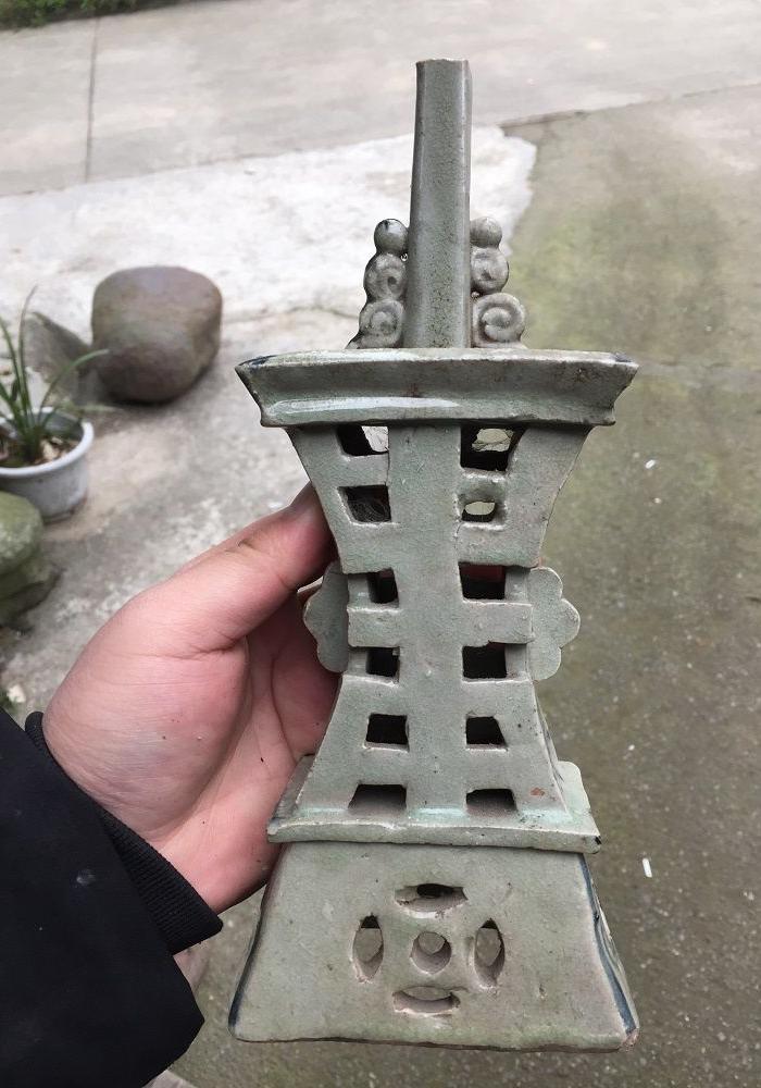 描述:电话 * 一五八二八六三三四七九  明代烛台一对