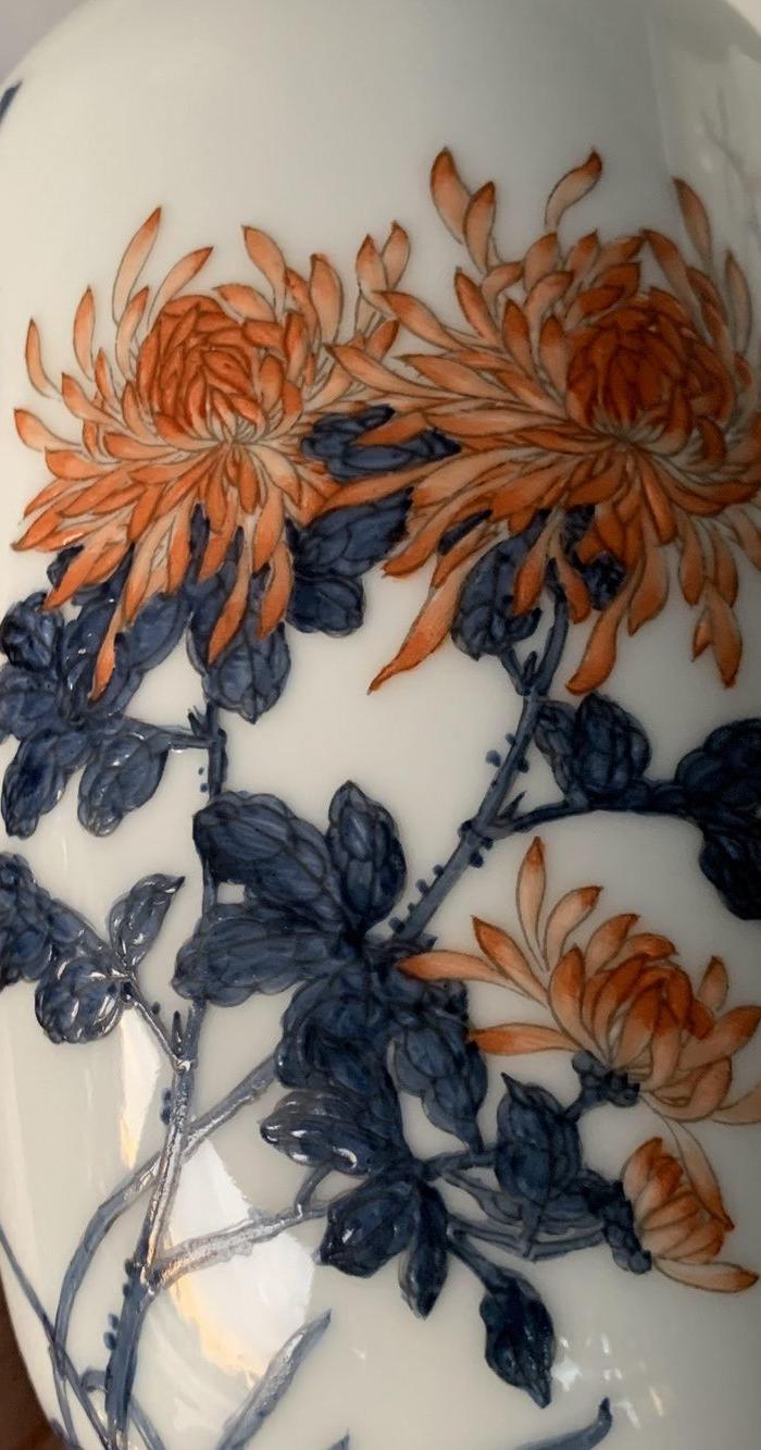 大清乾隆年制粉彩堆釉花瓶一对,釉面肥厚滋润,画工精美