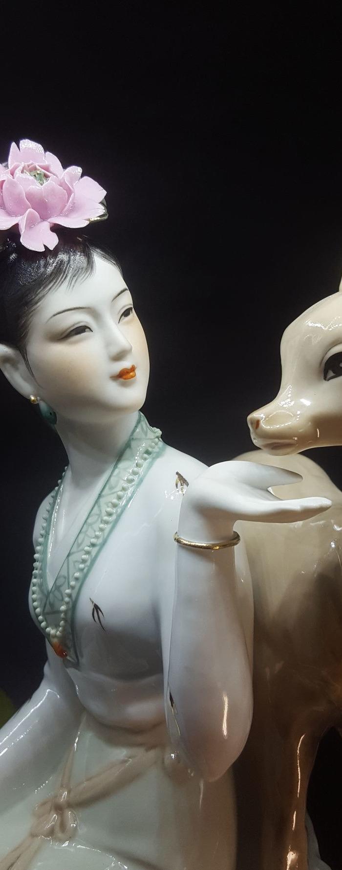 八十年代广东枫溪陶瓷研究所所长陈钟鸣作品 鹿与少女