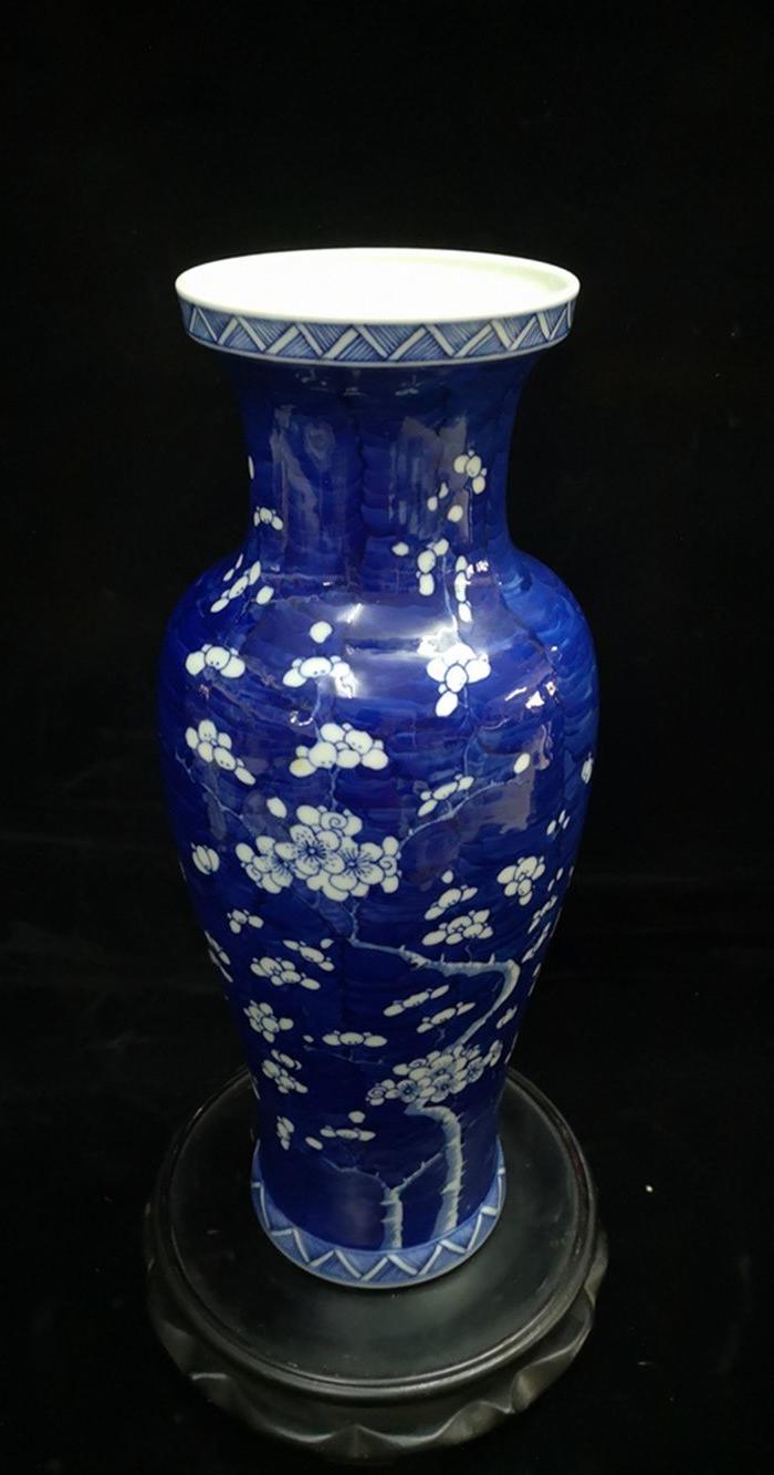 霁蓝釉留白梅花赏瓶