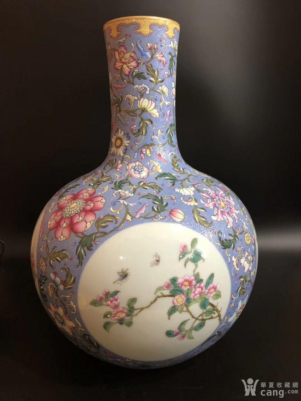 雍正粉彩开窗花卉天球瓶