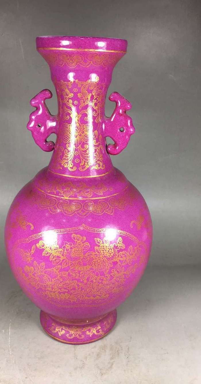 清乾隆胭脂红釉描金花鸟纹双耳瓶瓷器收藏