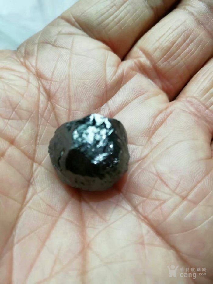巴西黑钻石原石图片图片