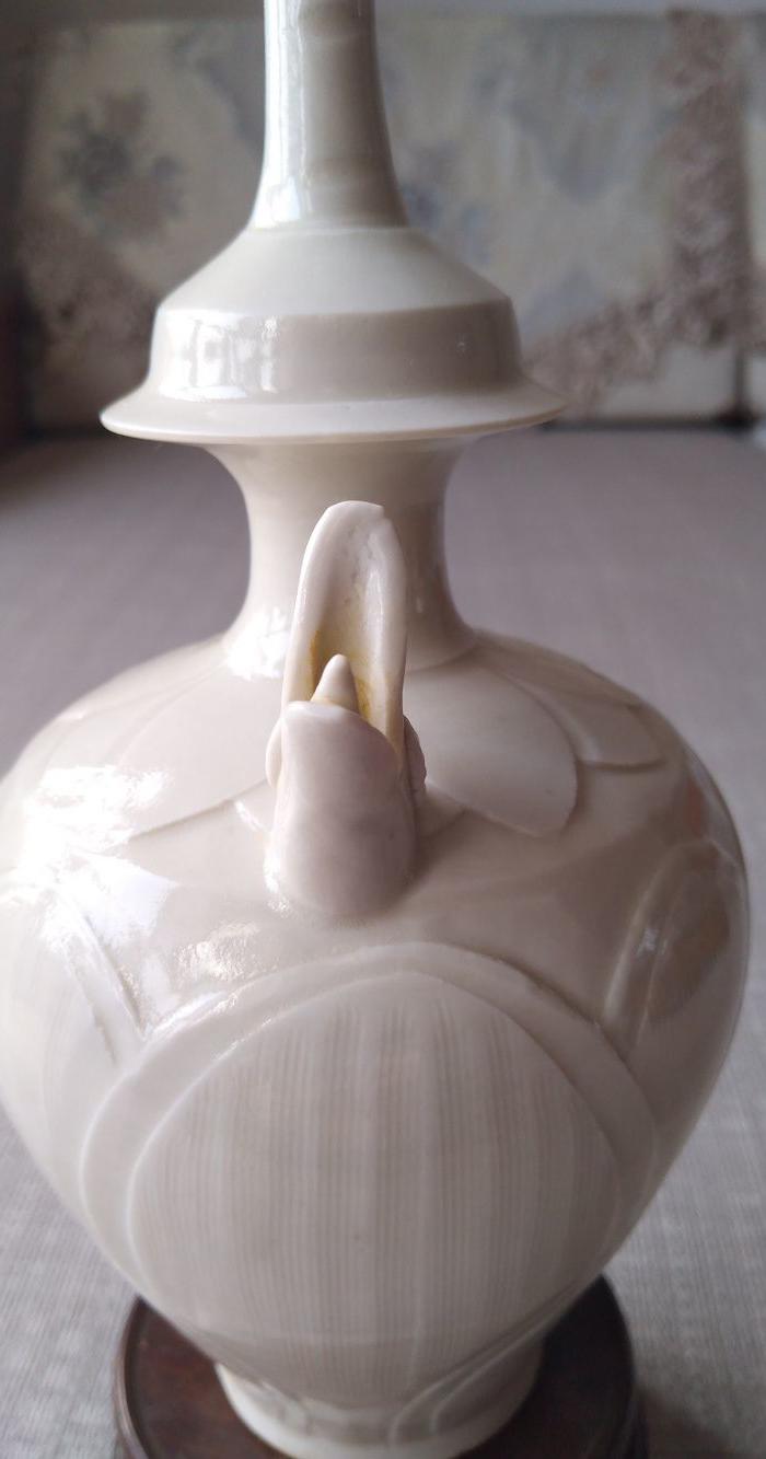 宋定窑白釉刻花凤嘴净水瓶