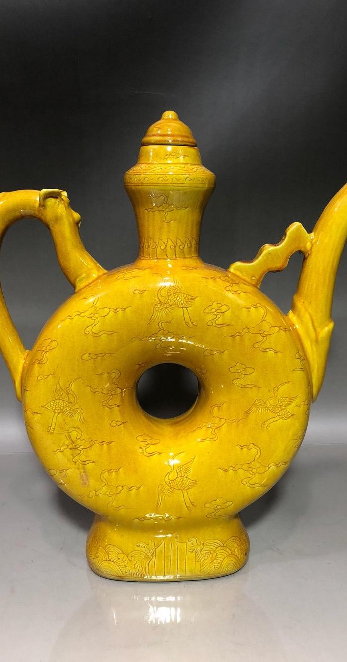 明代弘治黄釉开片雕刻仙he镂空酒壶