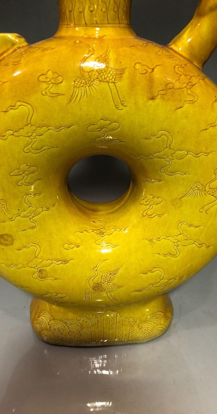 明代弘治黄釉开片雕刻仙he镂空酒壶