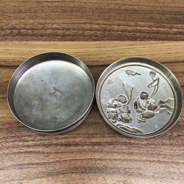 手工锤錾图案,和合二仙题材,做工精致,保存完好,落款"大福银楼"