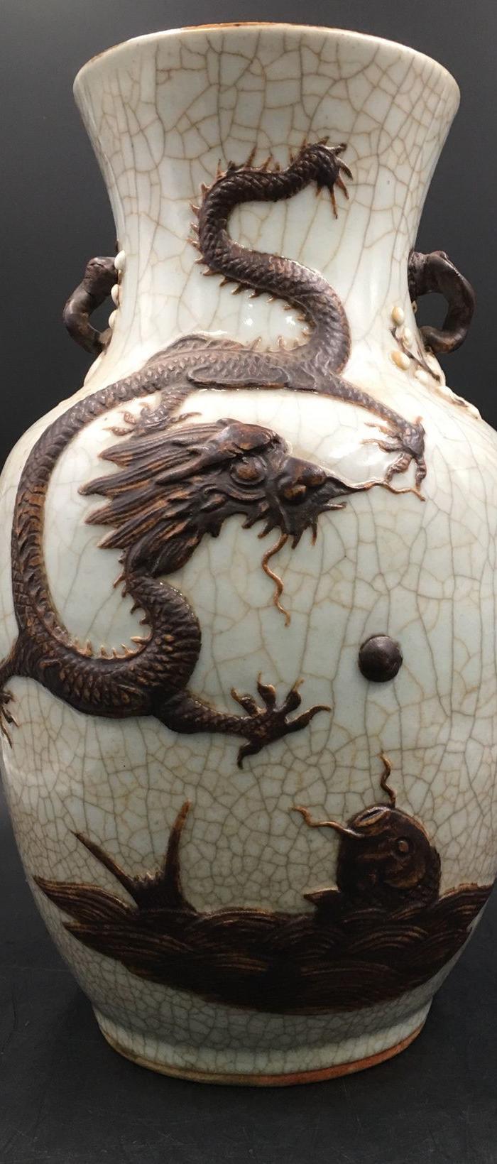 清晚期哥釉堆塑梅桩耳瓶!