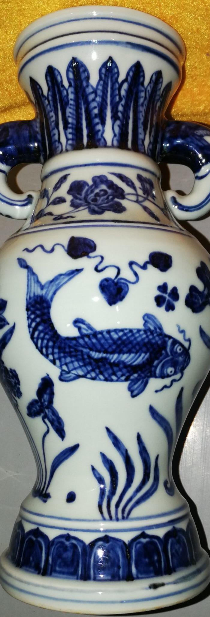 青花鱼纹象耳赏瓶