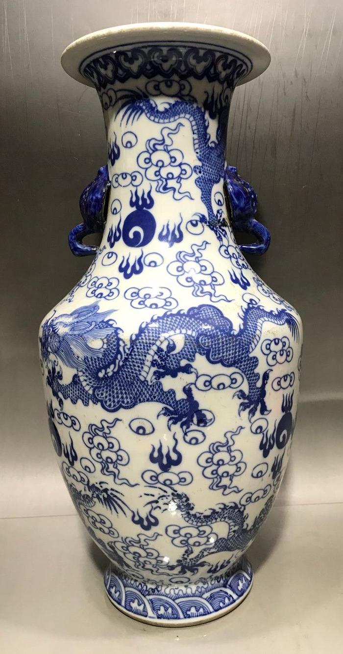 青花双耳花瓶,龙行天下