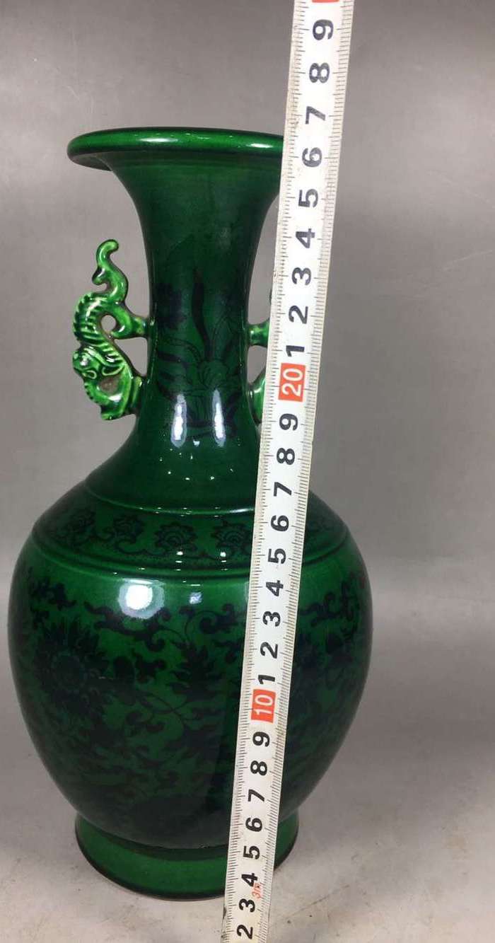 清乾隆翡翠绿釉缠枝莲纹双耳瓶瓷器收藏