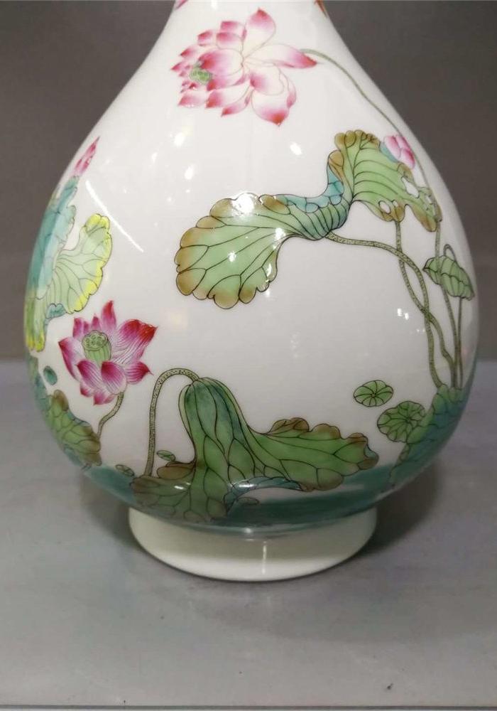 粉彩荷花玉壶春瓶