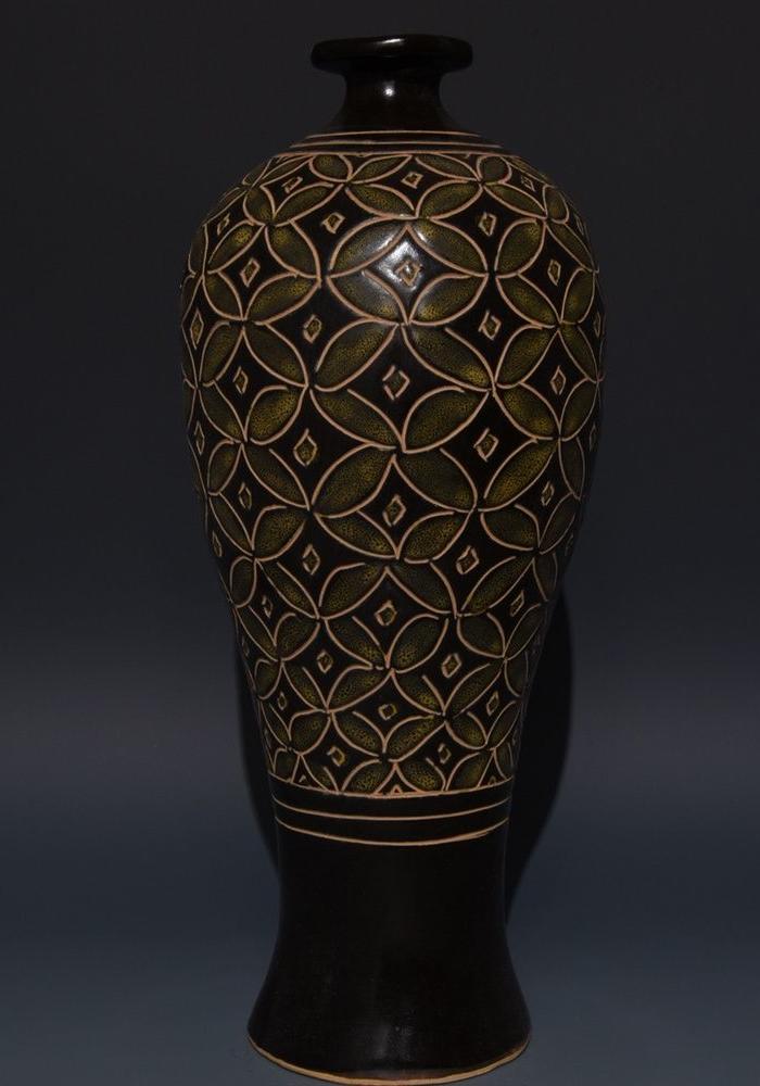 磁州窑 刻花金钱纹梅瓶