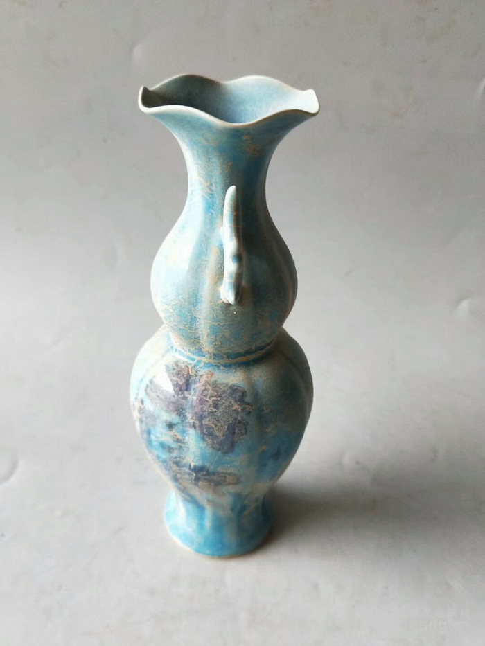柴窑蓝釉老瓷花口双耳瓶