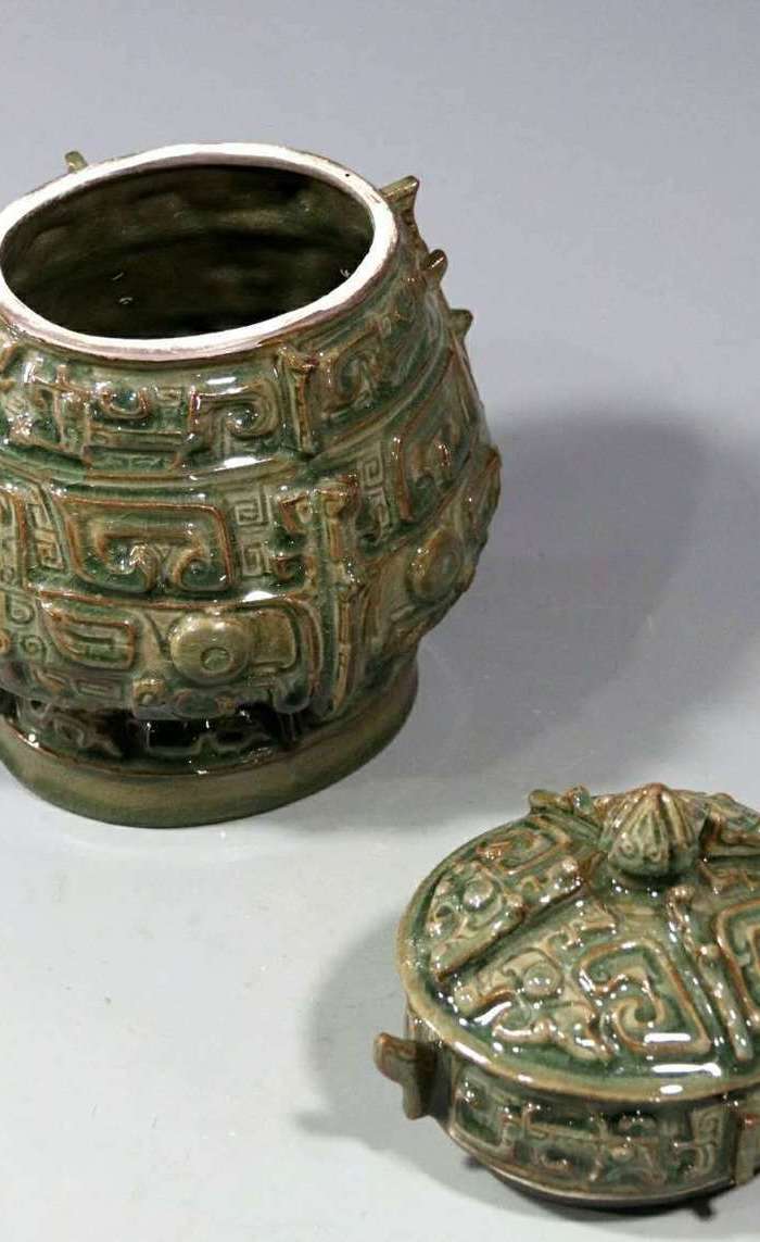 耀州窑青瓷开片瓷卣