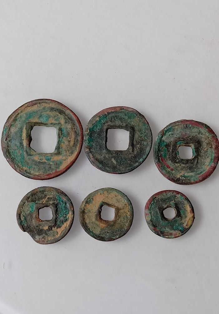 少见的王莽六泉古钱币
