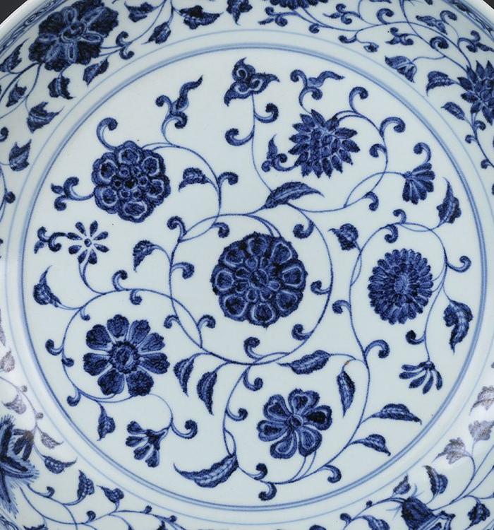 大明宣德青花缠枝花卉纹盘