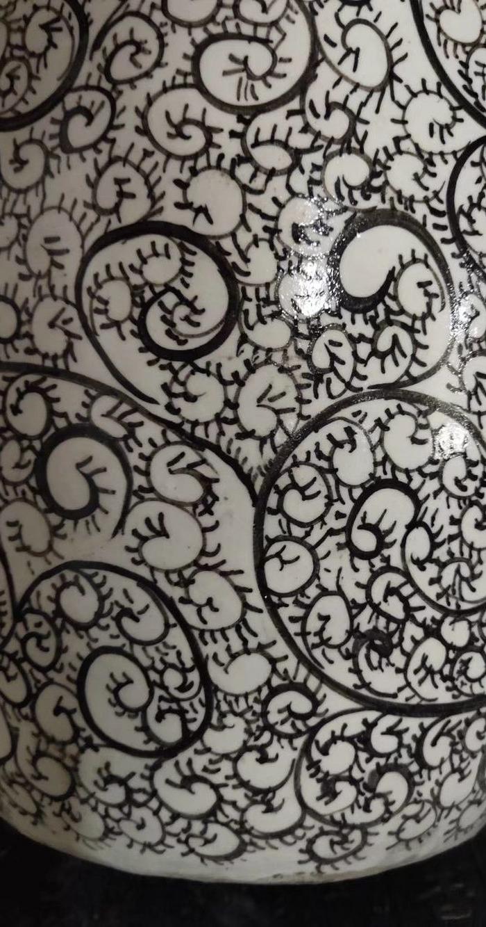 磁州窑卷草纹赏瓶