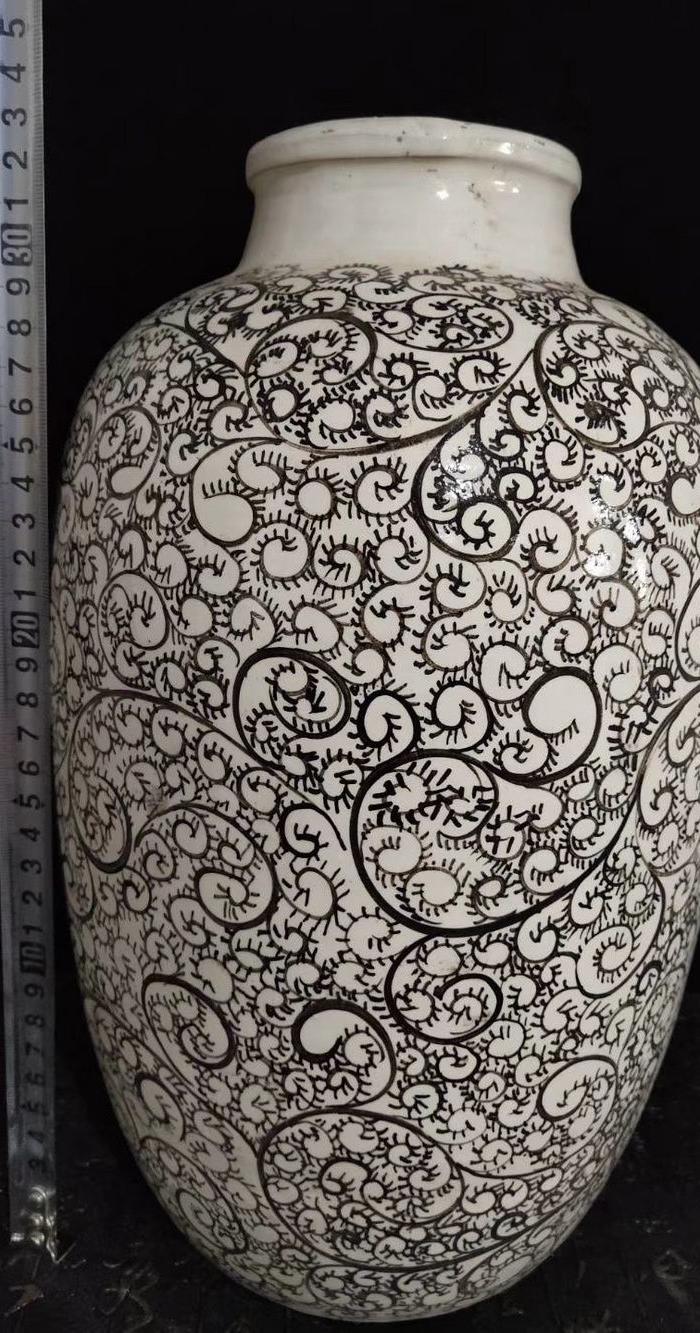 磁州窑卷草纹赏瓶