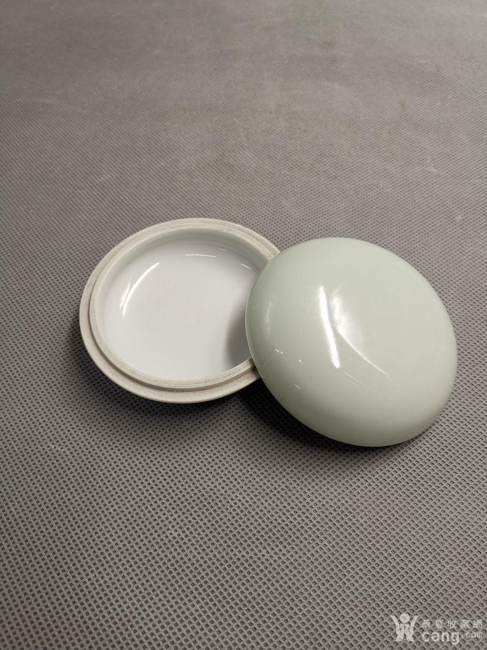 567时期豆青釉小粉盒.