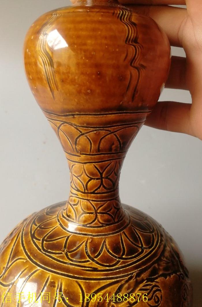 宋磁州窑黄釉刻花葫芦瓶