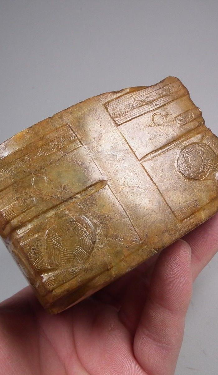 青玉带黄沁兽面纹大方玉琮