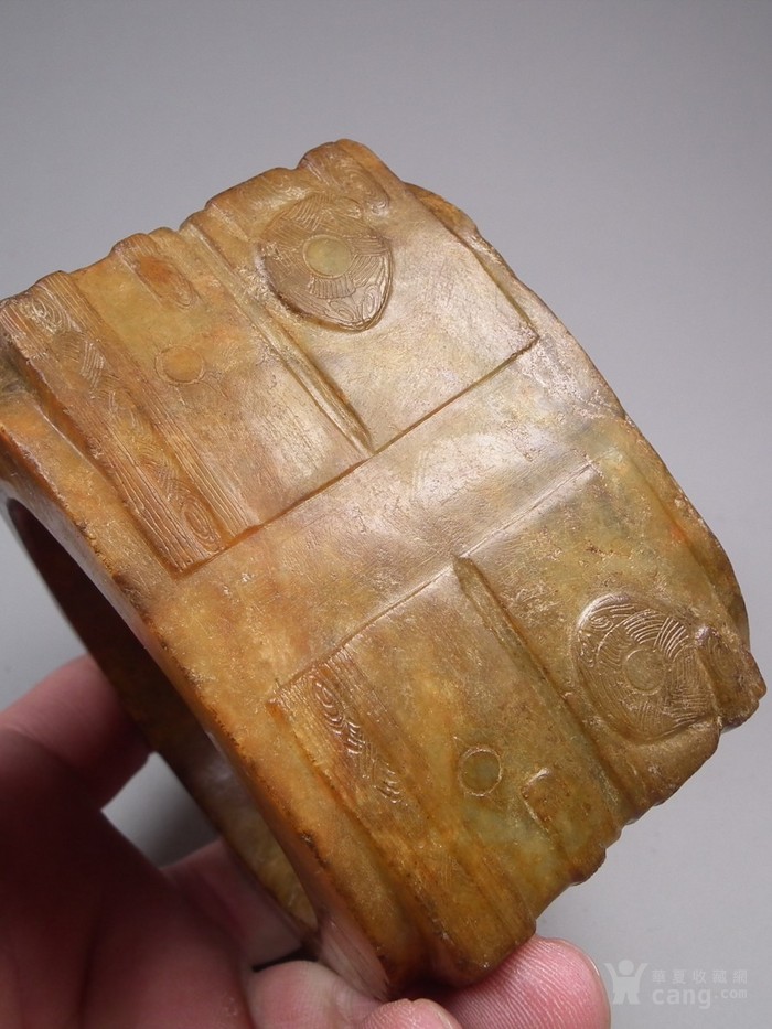 青玉带黄沁兽面纹大方玉琮