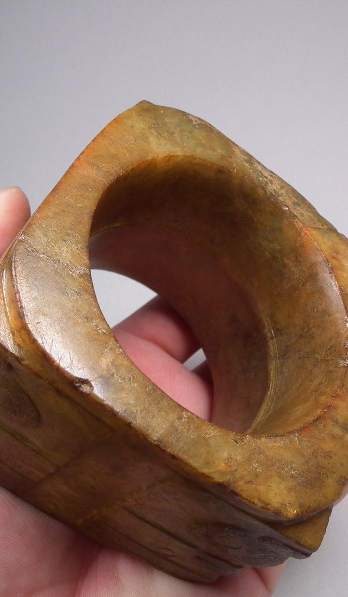 青玉带黄沁兽面纹大方玉琮