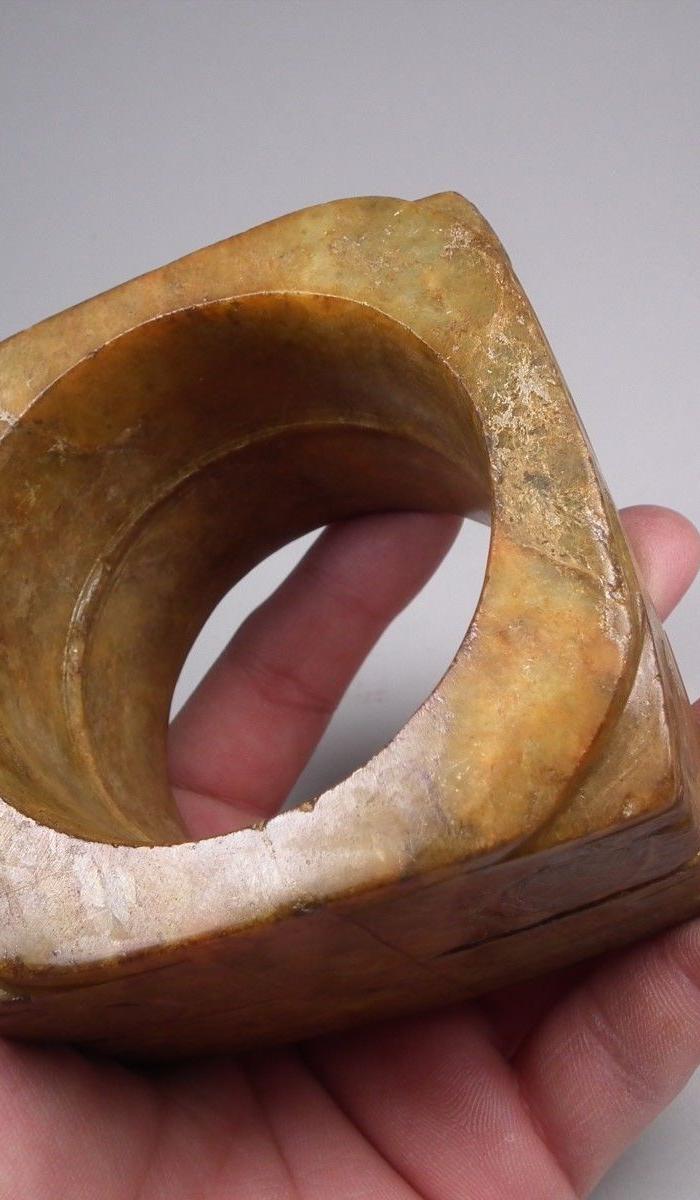 青玉带黄沁兽面纹大方玉琮