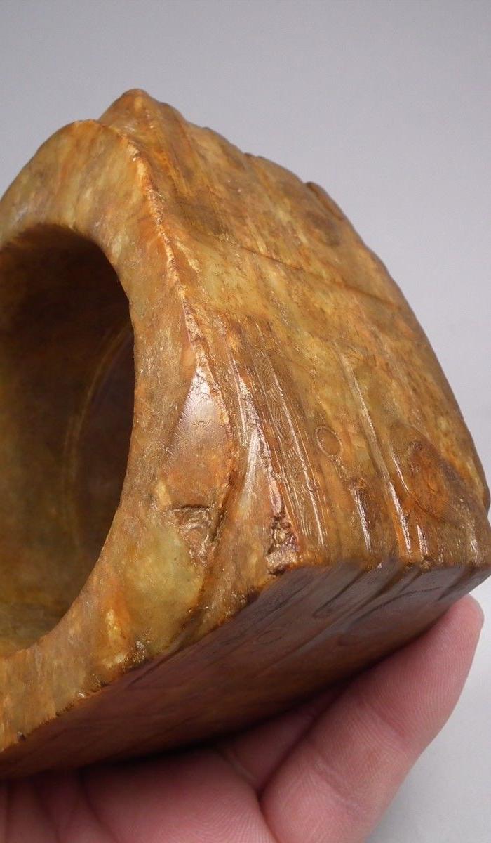 青玉带黄沁兽面纹大方玉琮