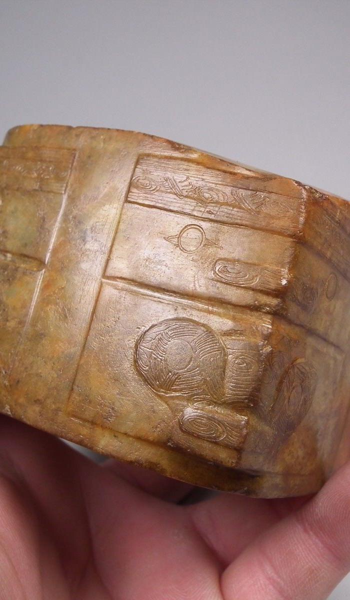 青玉带黄沁兽面纹大方玉琮