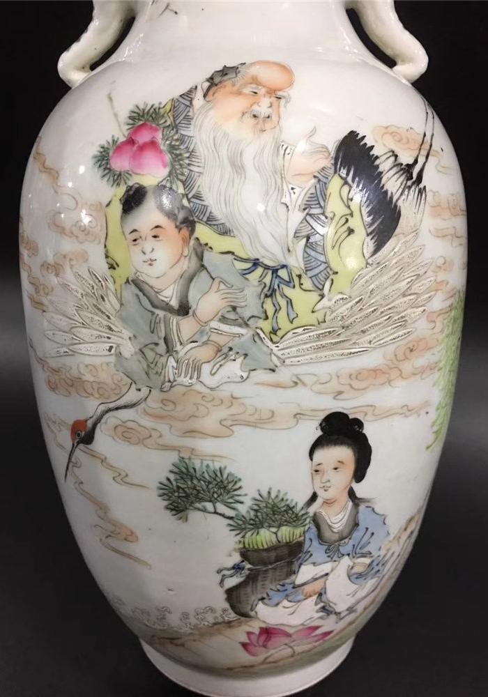 浅绛彩人物双耳瓶