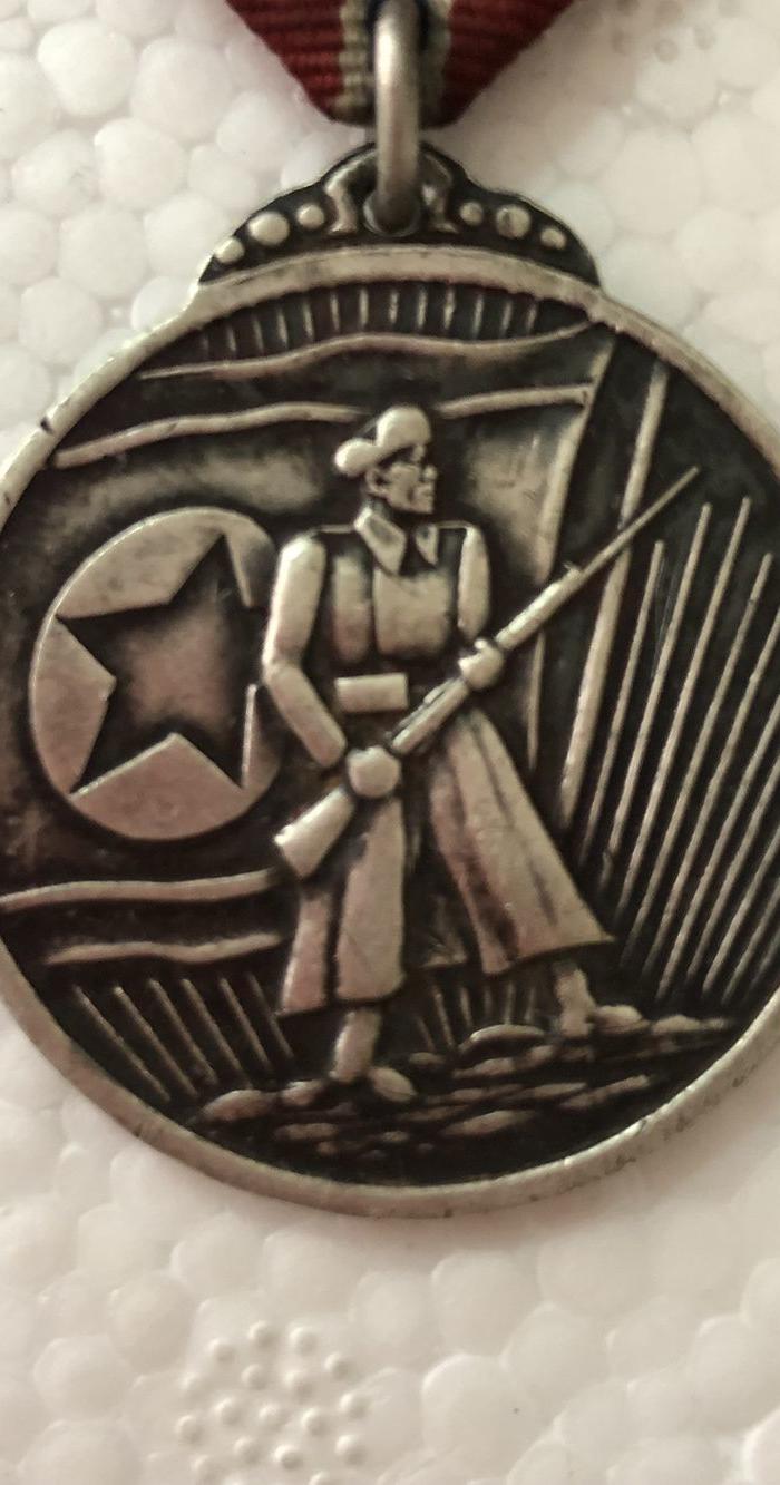 描述:抗美援朝时期朝鲜奖励给志愿*的银质三等功奖章