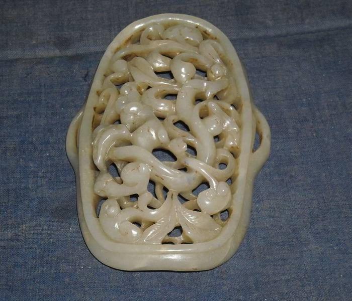 *金和田玉镂雕龙纹鹰架