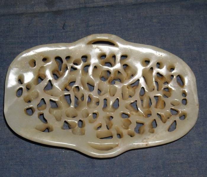 *金和田玉镂雕龙纹鹰架