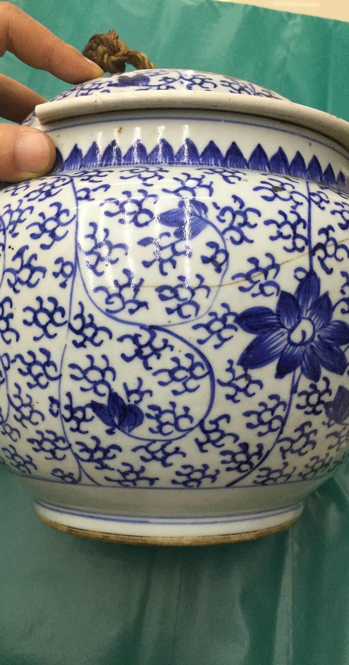 清代青花缠枝莲纹粥罐有残