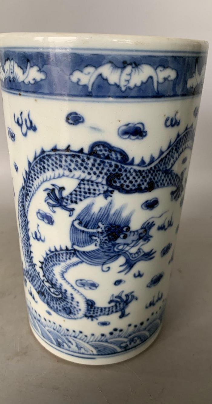 清代青花龙纹笔筒,青花釉面一流,画工静美