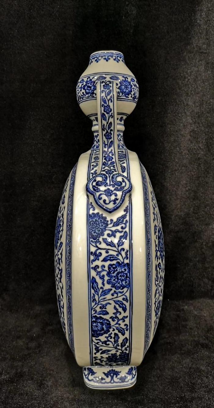 雍正青花花卉抱月瓶