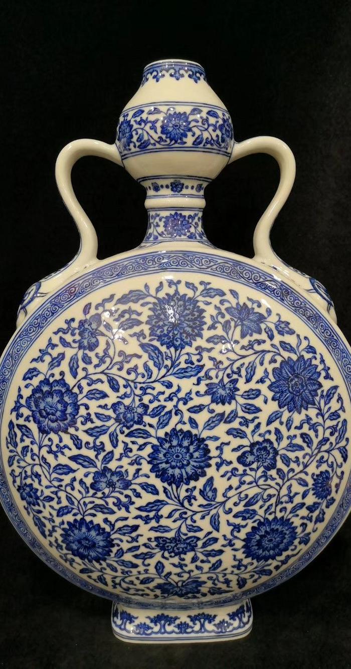 雍正青花花卉抱月瓶