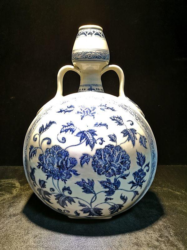 宣德青花花卉抱月瓶 高31厘米