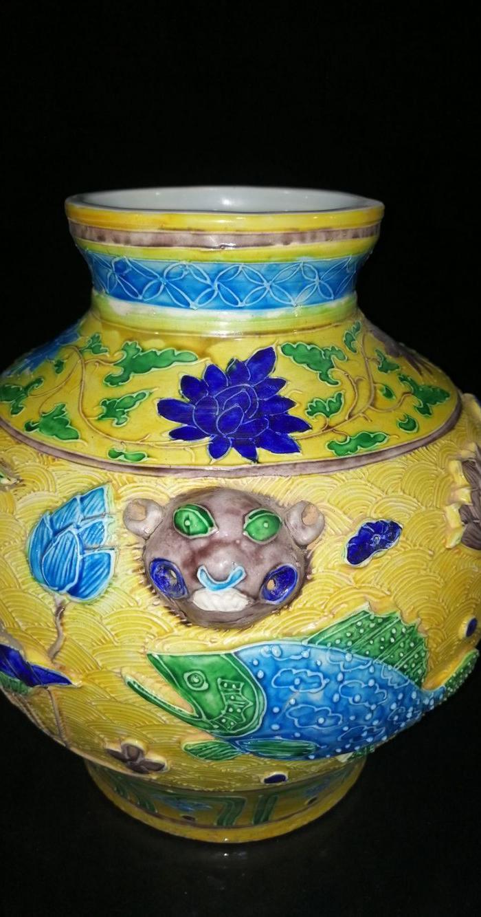 元代法华彩雕刻鱼藻纹兽头罐